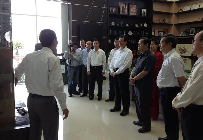 Prime Minister Nguyen Tan Dung visits Da Phuoc Waste Treatment Complex - ảnh 1